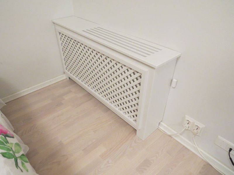 Patterinsuoja ristikkosäleiköllä vaaleassa huoneessa
