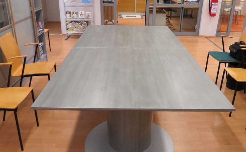 Pitkä neuvottelupöytä toimistotilassa