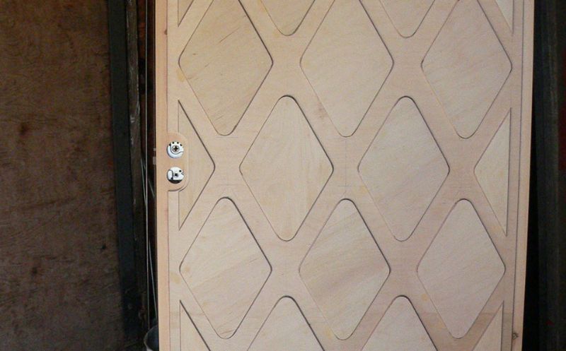 Ristikkokuvioidun oven pinnan yksityiskohta