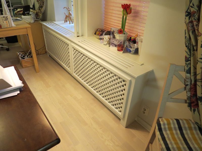 Ristikkosäleikköinen patterinsuoja ikkunan alla